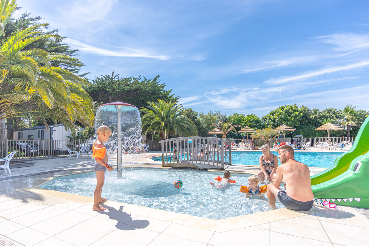 Piscine, pataugeoire, toboggan crocodile au camping CLICOCHIC Camp du Soleil, Ars-en-R�.
