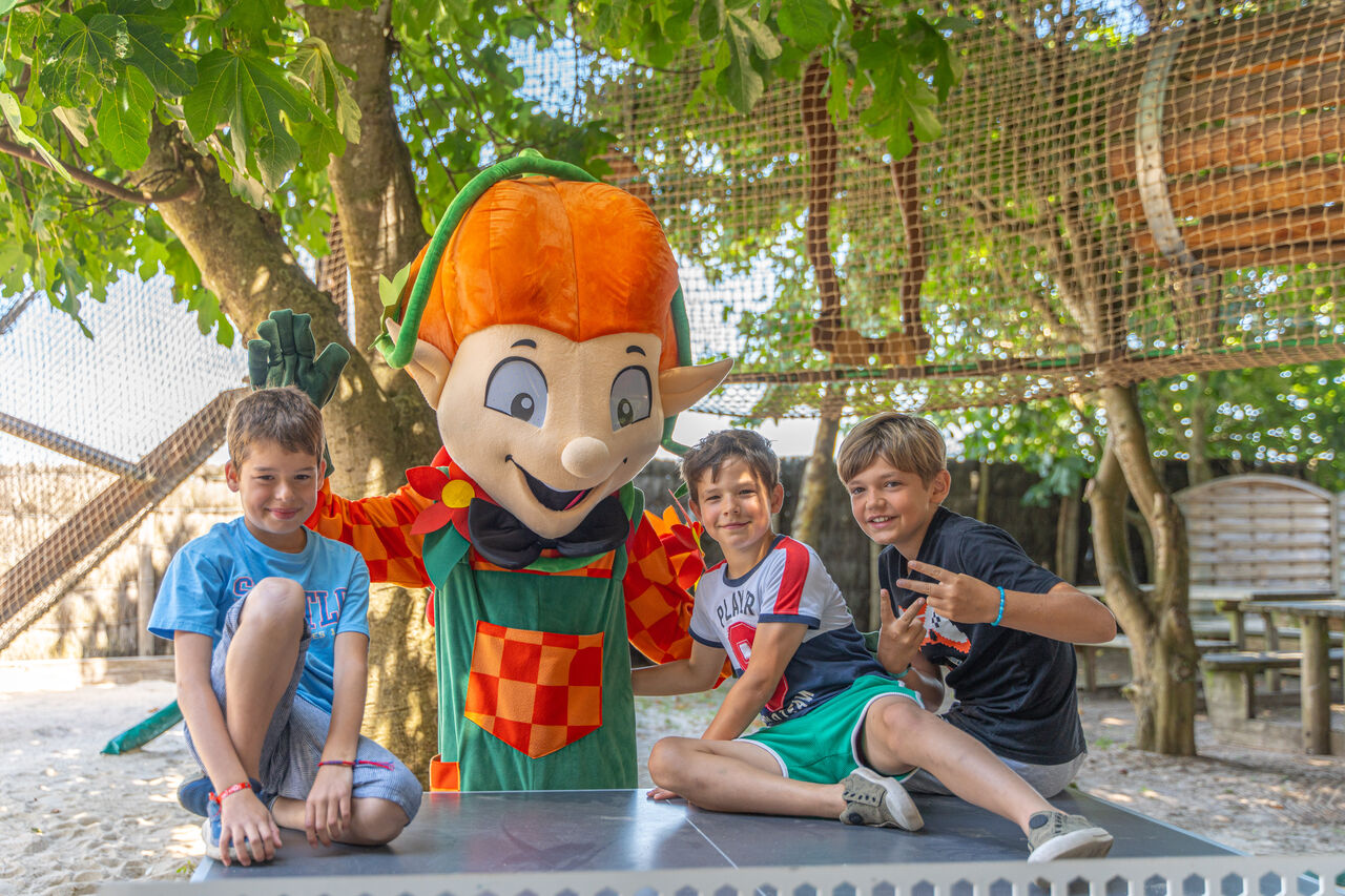 Animation mascotte et enfants, camping CLICOCHIC Camp du Soleil � Ars-en-R�.