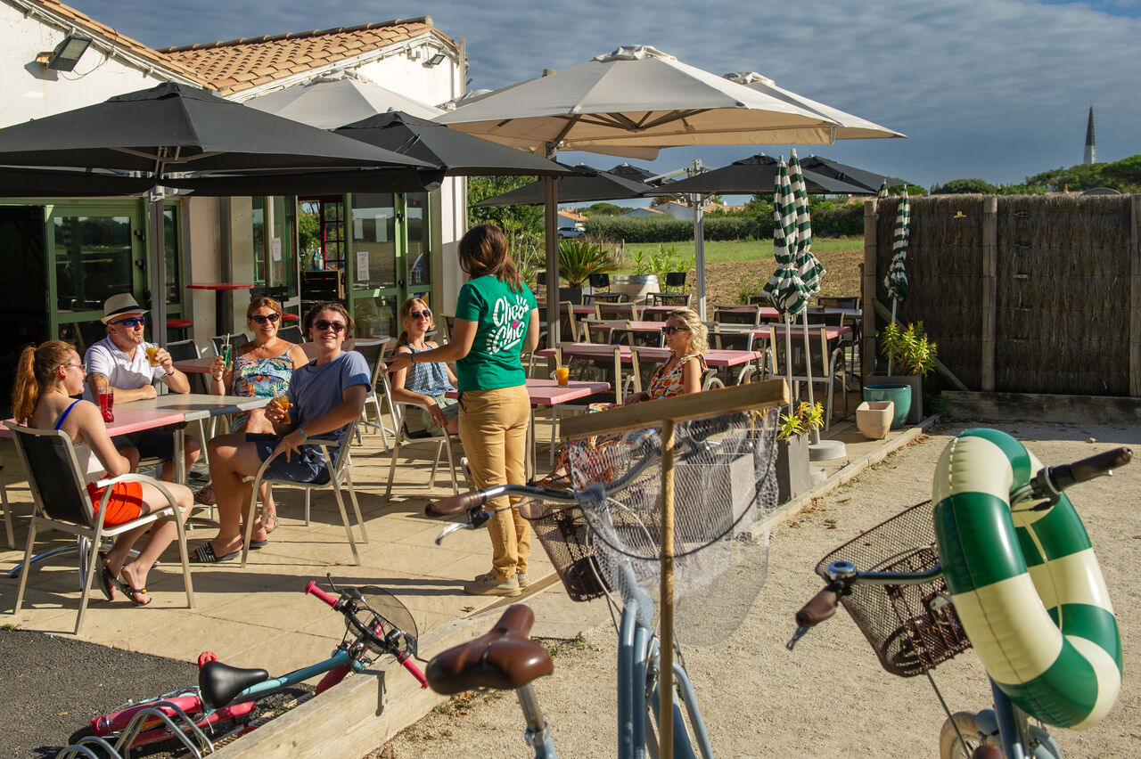 Terrasse de bar ext�rieure anim�e au camping CLICOCHIC Camp du Soleil � Ars-en-R�.