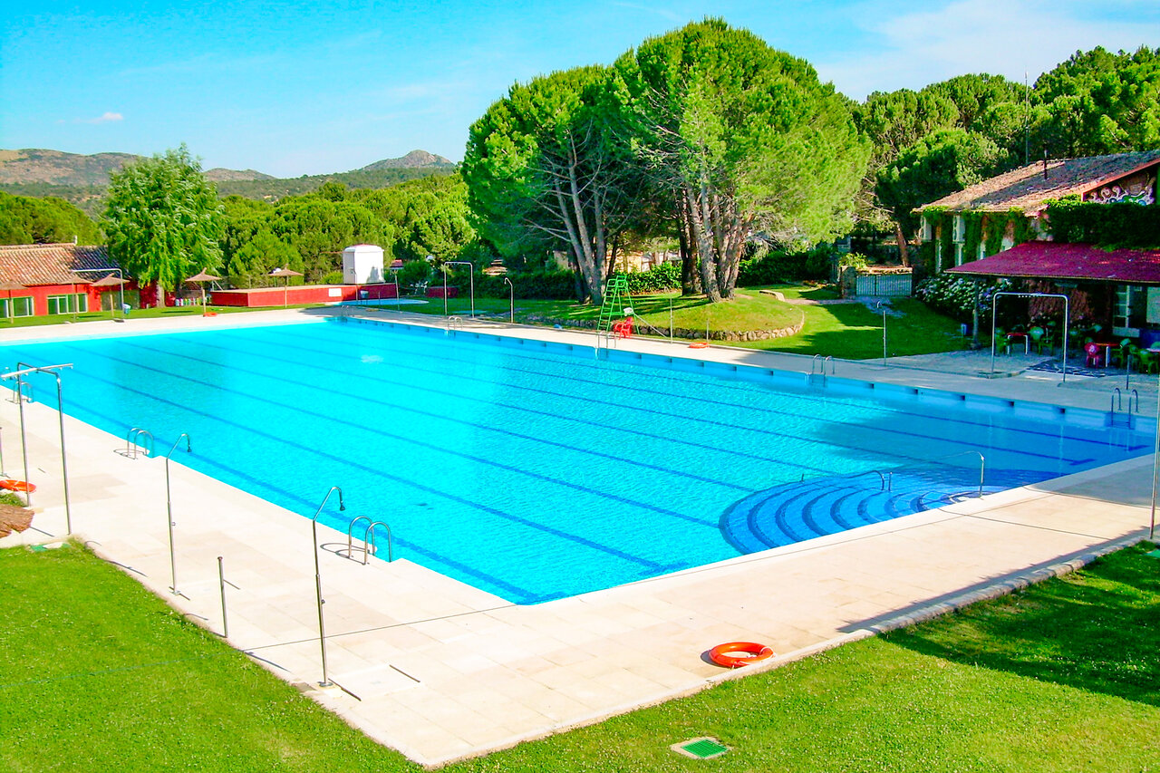 Piscine ext�rieure avec escaliers, cadre naturel au camping CAPFUN El Canto La Gallina � Valdemaqueda (Madrid).