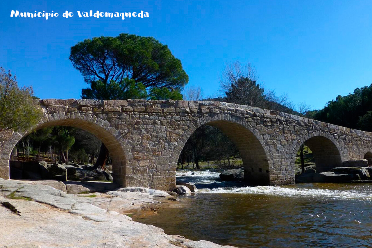 Pont de pierre ancien � arches sur rivi�re � Valdemaqueda (Madrid).