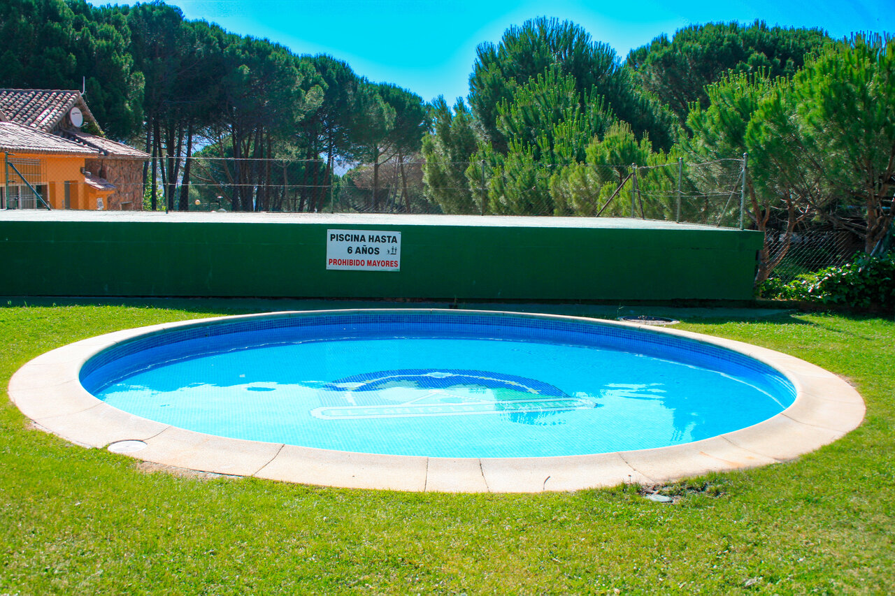 Piscine pour enfants et terrain de sport au camping CAPFUN El Canto La Gallina.