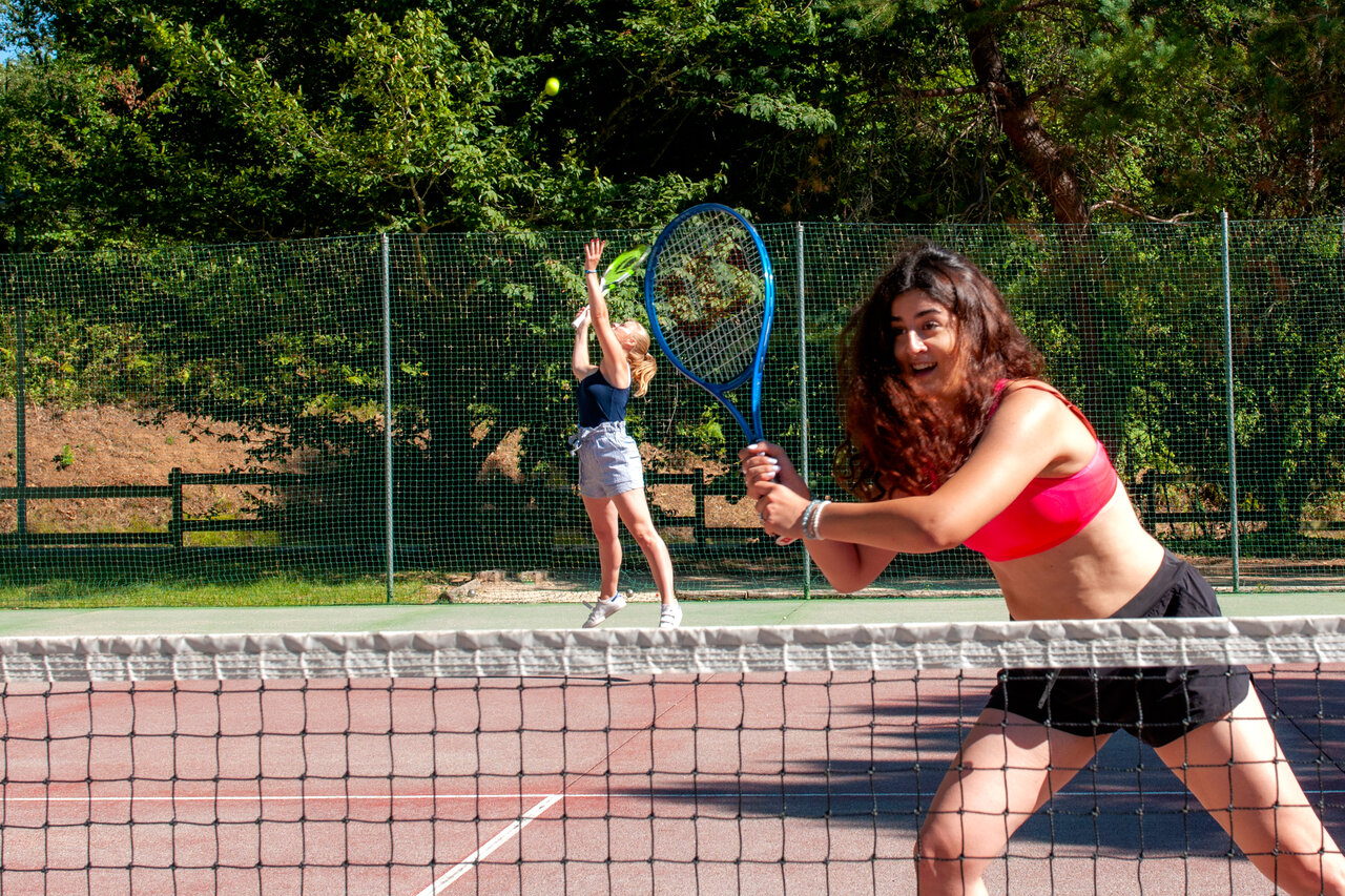 Partie de tennis anim�e sur le court du camping CAPFUN El Canto La Gallina.