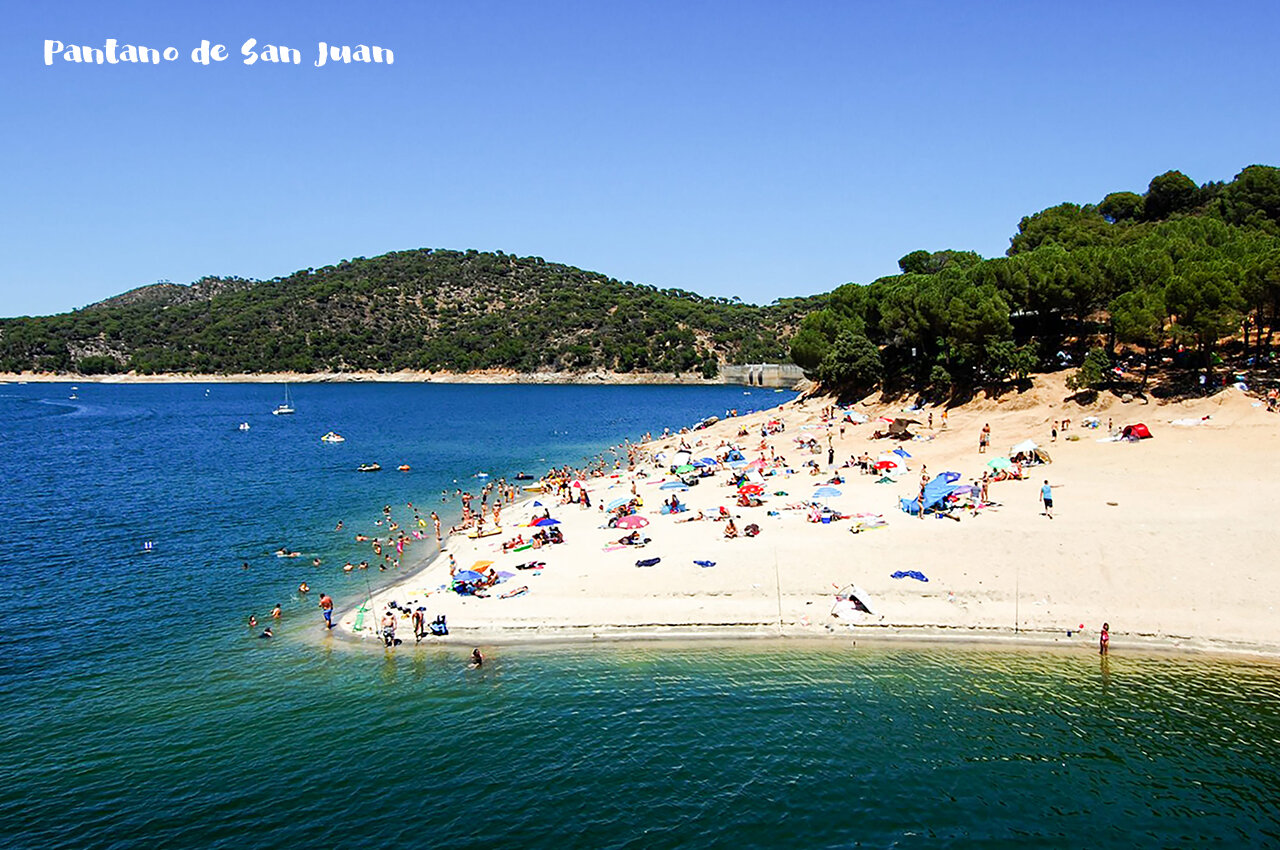 Plage anim�e du Pantano de San Juan, lieu � visiter pr�s de Valdemaqueda (Madrid).