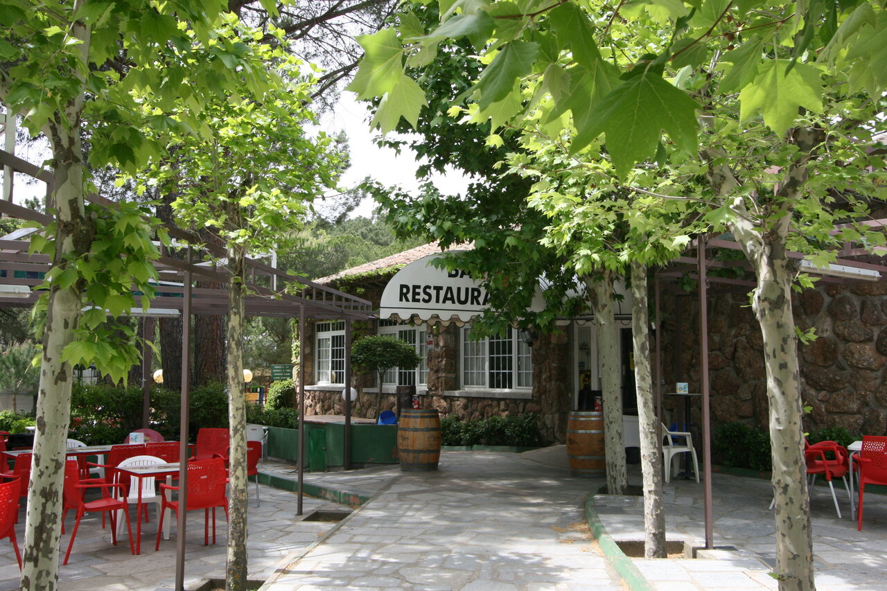 Restaurant et bar, terrasse ombrag�e, CAPFUN El Canto La Gallina Valdemaqueda (Madrid).