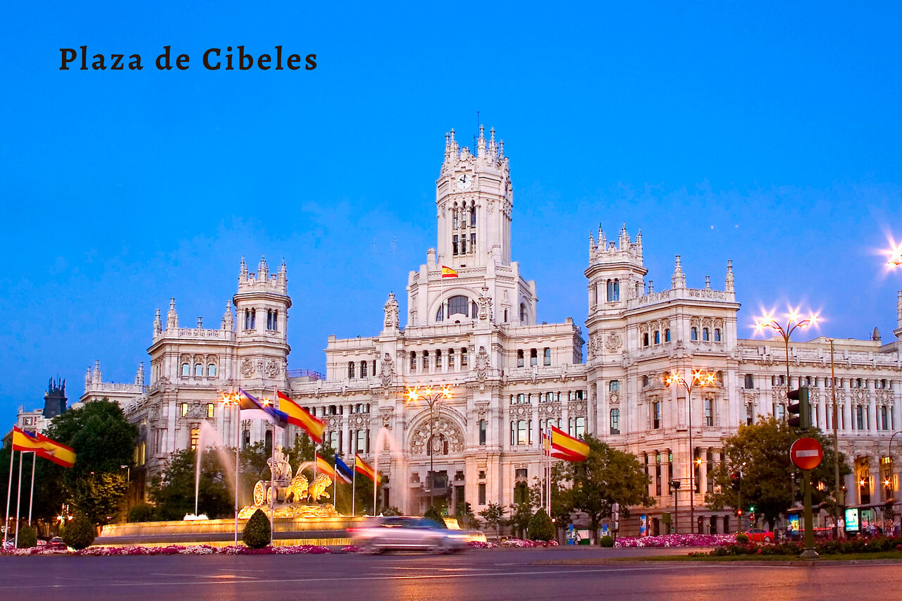 Place de Cibeles et fontaine illumin�es, un lieu � visiter � Madrid.