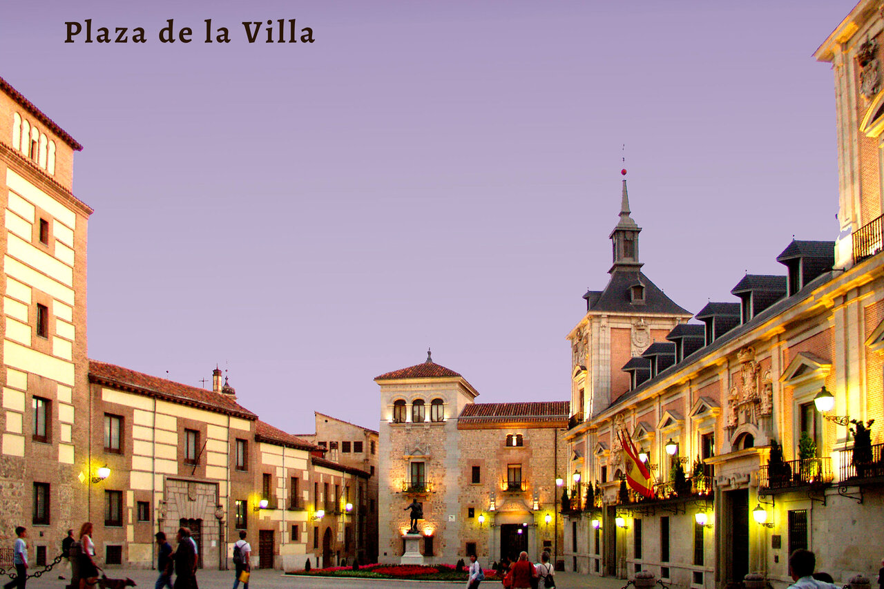 Plaza de la Villa historique illumin�e, lieu � visiter � Madrid, Espagne.