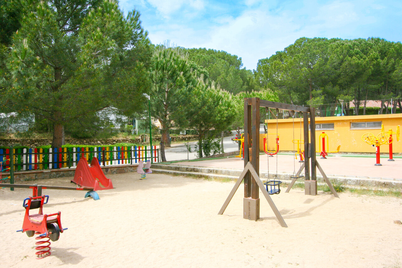 Aire de jeux enfants, toboggan, balan�oires, fitness au camping CAPFUN El Canto La Gallina � Valdemaqueda (Madrid).