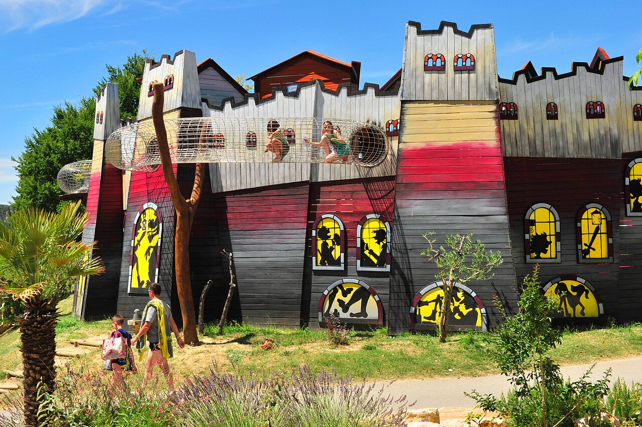 Ch�teau g�ant au camping CAPFUN Carpe Diem � VAISON LA ROMAINE (84).