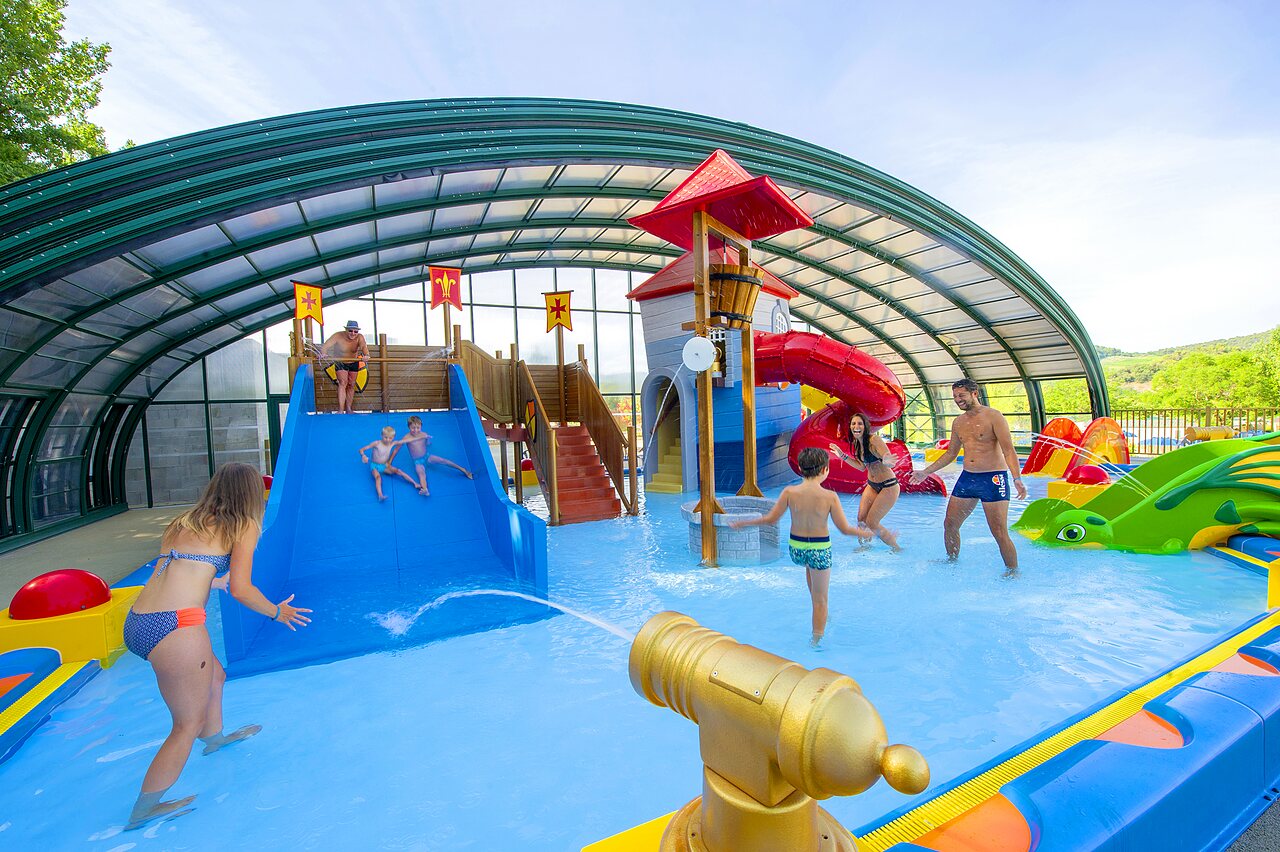 Piscine couverte, toboggans et jeux aquatiques au camping CAPFUN Carpe Diem � VAISON LA ROMAINE (84).