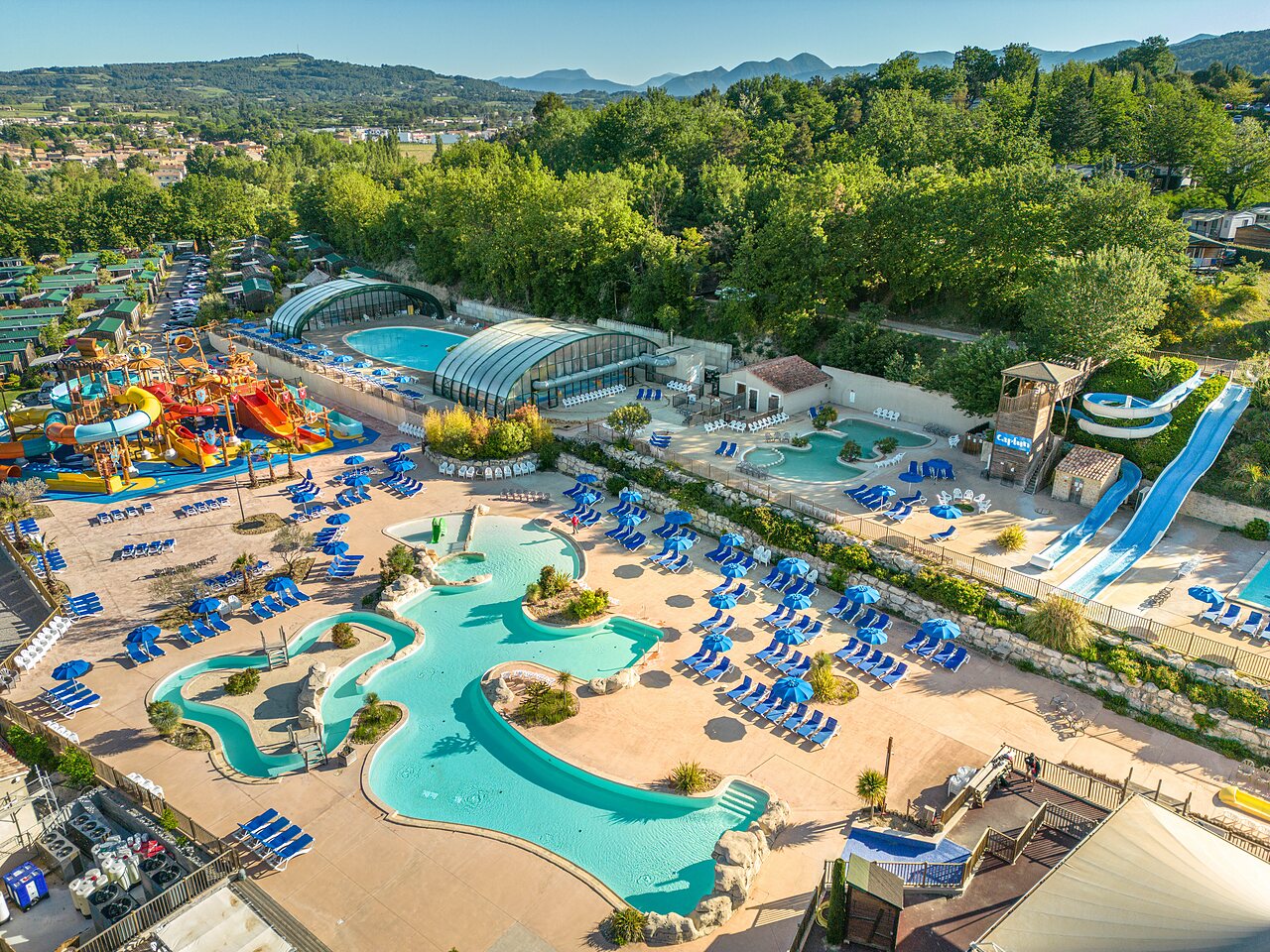 Grand parc aquatique, piscines ext�rieures et toboggans au camping CAPFUN Carpe Diem � VAISON LA ROMAINE (84).
