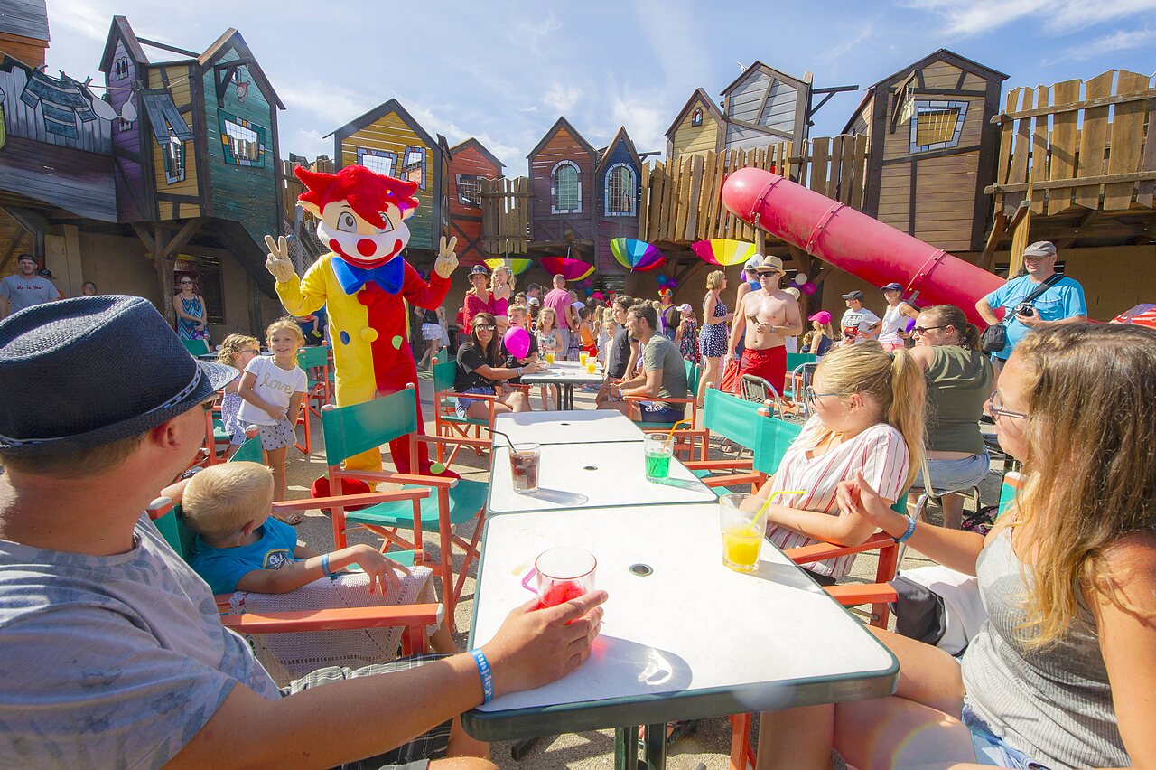 Mascotte, jeux et bar au camping CAPFUN Carpe Diem � VAISON LA ROMAINE (84).