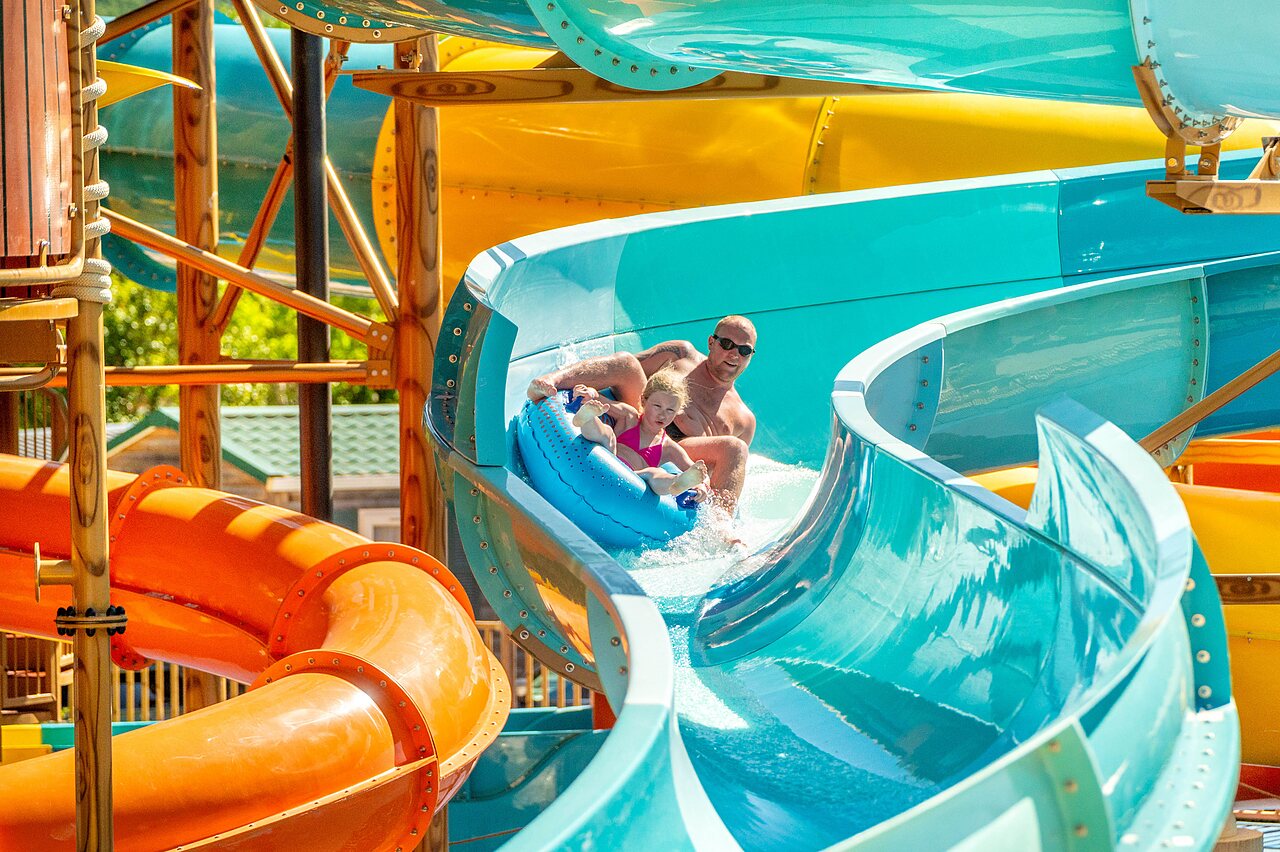 Toboggan aquatique, p�re et enfant sur bou�e, CAPFUN Carpe Diem Vaison-la-Romaine.
