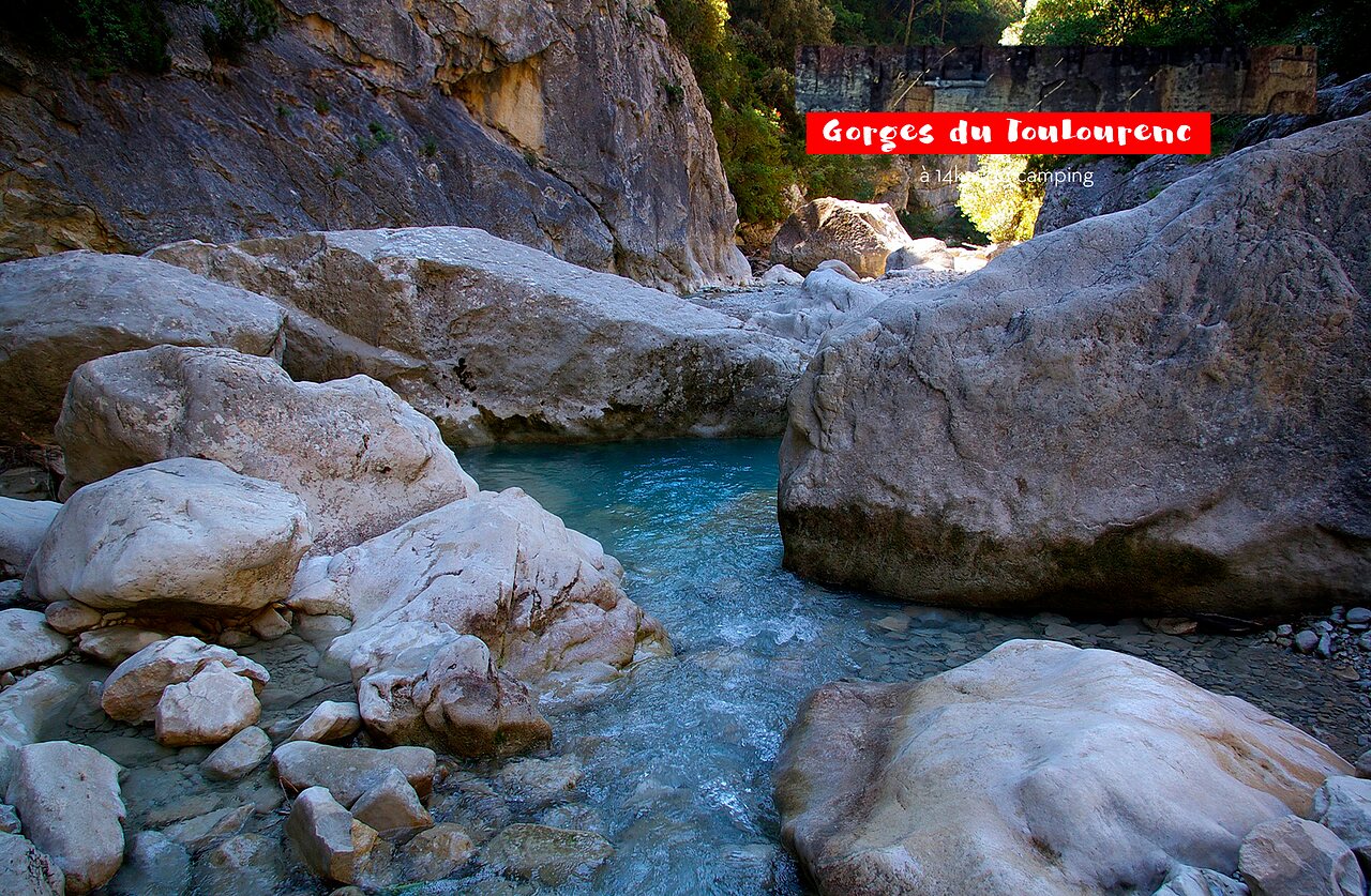 Gorges du Toulourenc, rivi�re naturelle et rochers pr�s de Vaison-la-Romaine (84).