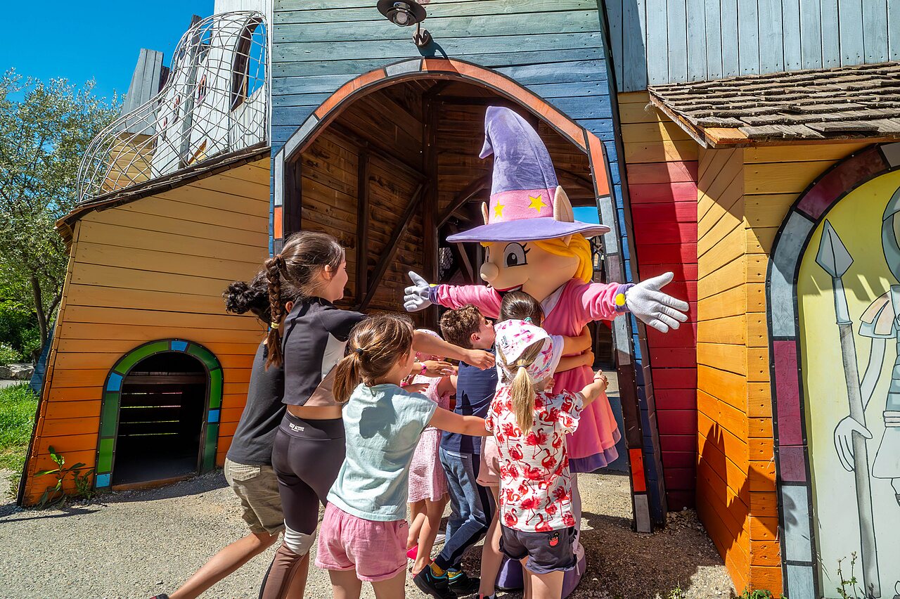 Enfants �treignant la mascotte du camping CAPFUN Carpe Diem � VAISON LA ROMAINE.