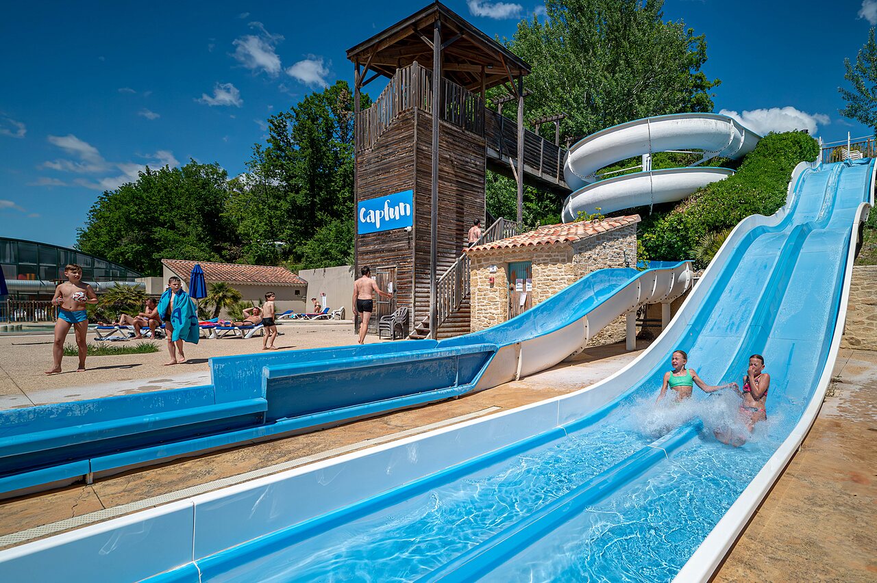 Toboggans aquatiques et piscine ext�rieure au camping CAPFUN Carpe Diem � VAISON LA ROMAINE.
