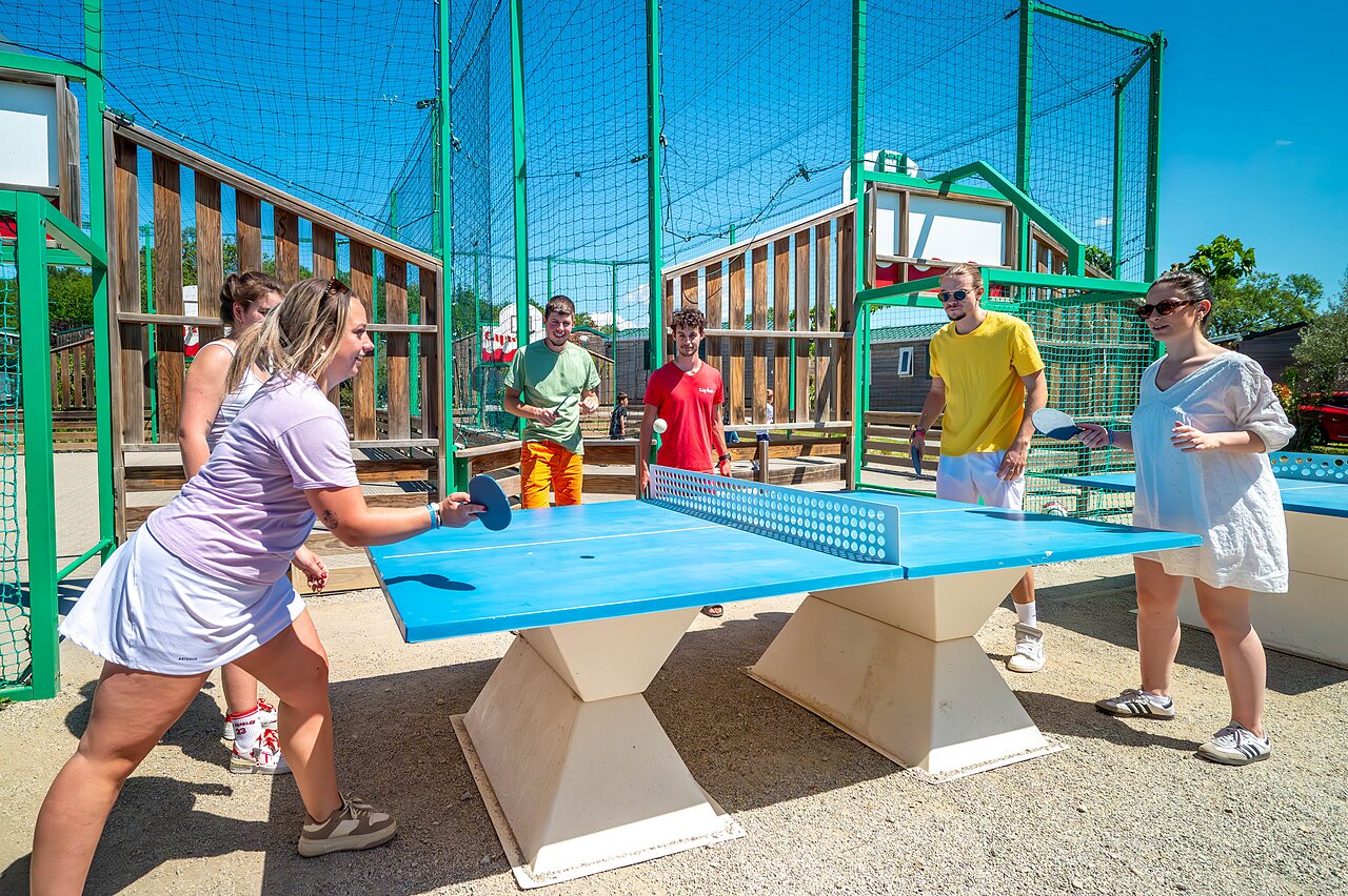 Jeunes jouant au ping-pong ext�rieur au camping CAPFUN Carpe Diem (84).