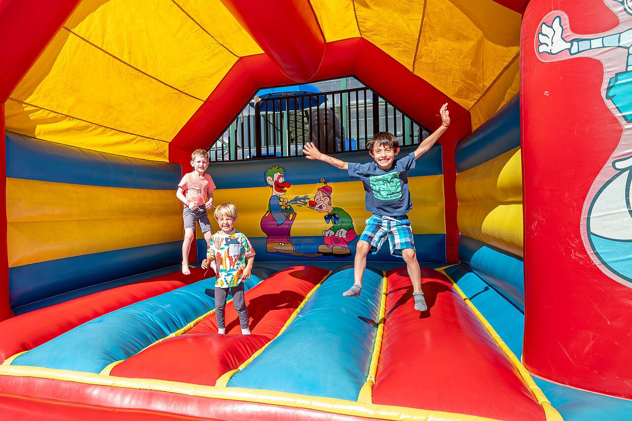 Ch�teau gonflable color�, enfants s'amusant au camping CAPFUN Carpe Diem � VAISON LA ROMAINE.