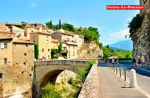 Pont romain et vieille ville de Vaison-la-Romaine, lieu à visiter en Provence. Pont romain et vieille ville de Vaison-la-Romaine, lieu à visiter en Provence.