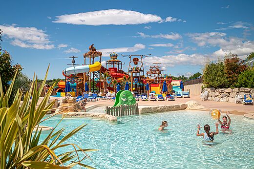 Grande piscine avec toboggans aquatiques et jeux d'eau au camping CAPFUN Carpe Diem � VAISON LA ROMAINE (84).