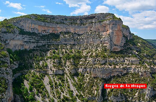 Gorges de la Nesques, impressionnant canyon rocheux et verdoyant en Provence.