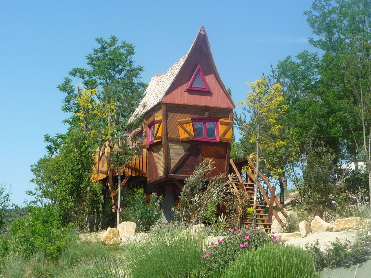 Maison insolite en bois avec escalier, entour�e de verdure, au camping CAPFUN Carpe Diem � VAISON LA ROMAINE (84).