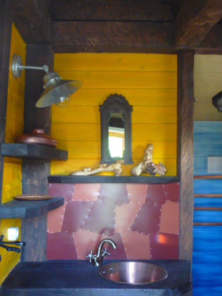 Lavabo en cuivre et d�coration int�rieure au camping CAPFUN Carpe Diem : Maison insolite � Vaison la Romaine � VAISON LA ROMAINE (84).
