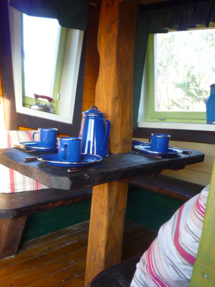 Coin repas rustique, vaisselle �maill�e bleue, maison insolite CAPFUN Carpe Diem.