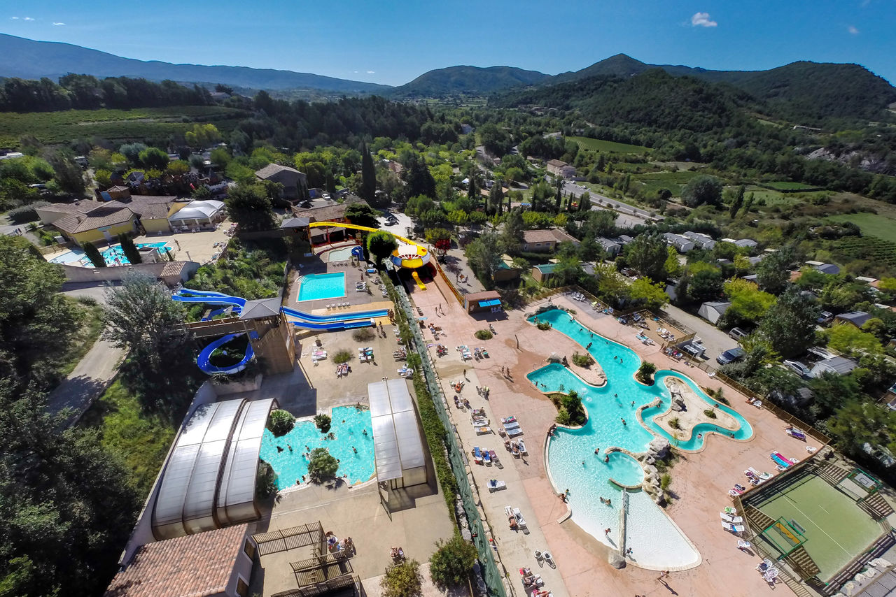 Vue a�rienne parc aquatique, toboggans au camping CAPFUN Carpe Diem � Vaison la Romaine.
