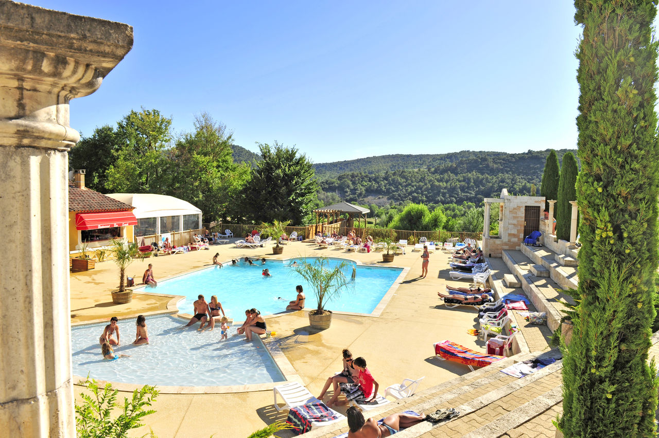 Grande piscine ext�rieure avec bassin enfants et bar au camping CAPFUN Carpe Diem � VAISON LA ROMAINE (84).