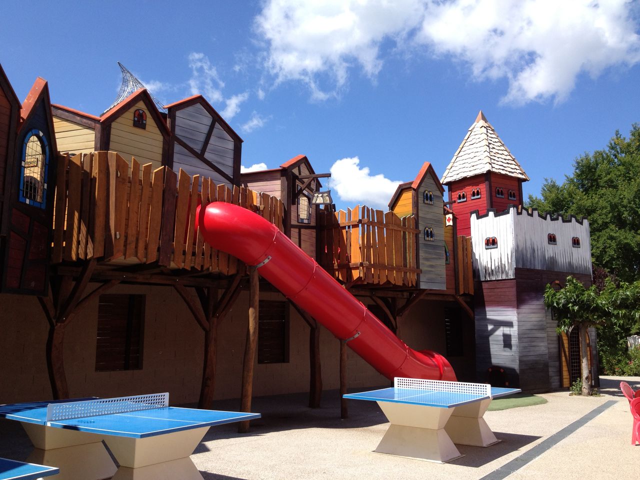 Aire de jeux ch�teau, toboggan et ping-pong au CAPFUN Carpe Diem � VAISON LA ROMAINE.