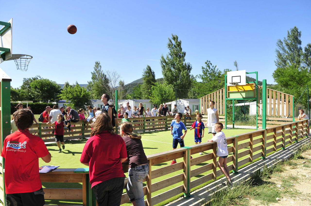 Partie de basket anim�e sur terrain multisport au camping CAPFUN Carpe Diem : Maison insolite � Vaison la Romaine � VAISON LA ROMAINE (84).