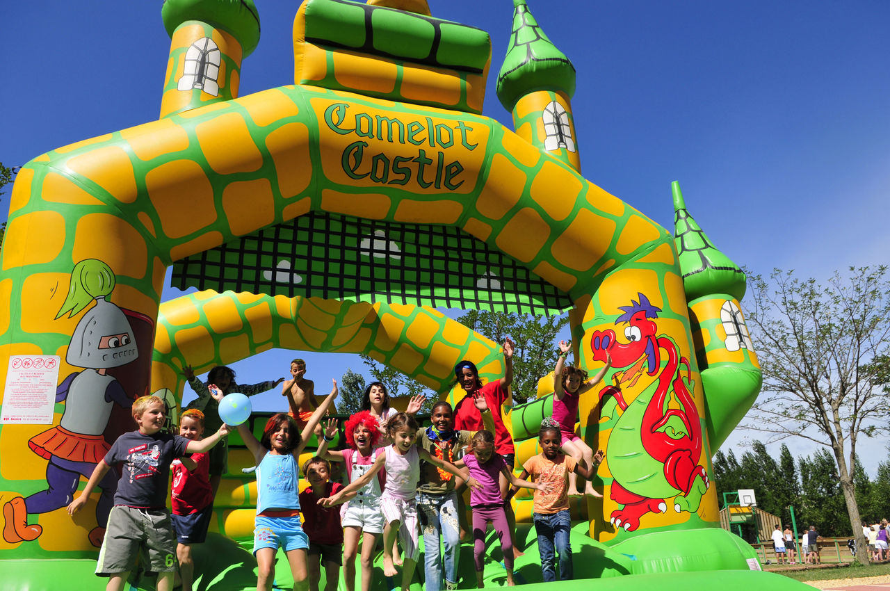 Ch�teau gonflable Camelot Castle avec enfants joyeux au camping CAPFUN Carpe Diem � VAISON LA ROMAINE.