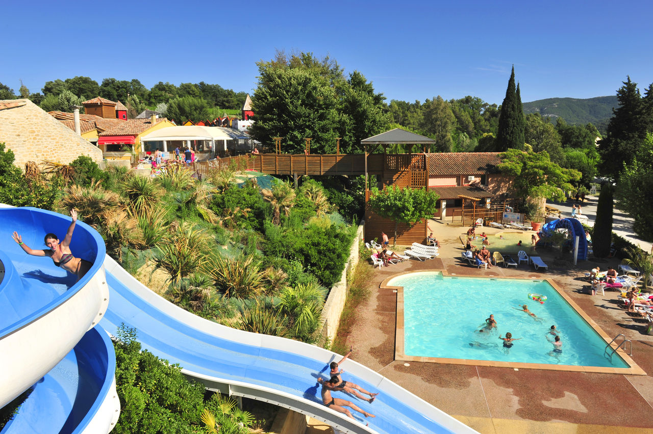 Piscine ext�rieure, toboggans aquatiques anim�s au camping CAPFUN Carpe Diem Vaison la Romaine.