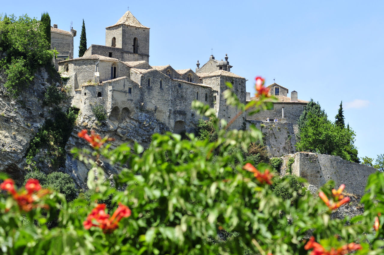 Architecture locale historique en pierre au camping CAPFUN Carpe Diem � VAISON LA ROMAINE.