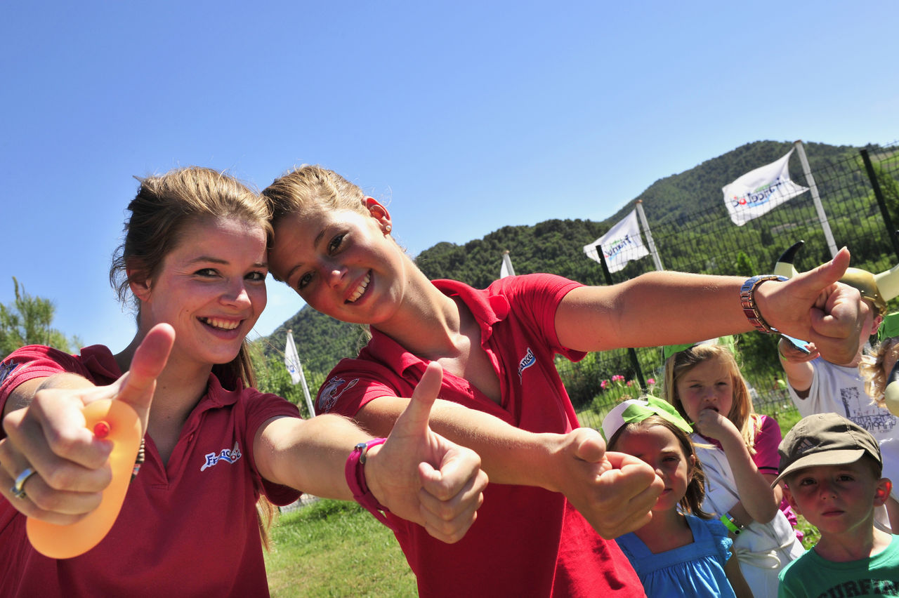 Animatrices et enfants souriants, activit�s de plein air au camping CAPFUN Carpe Diem : Maison insolite � Vaison la Romaine � VAISON LA ROMAINE (84).