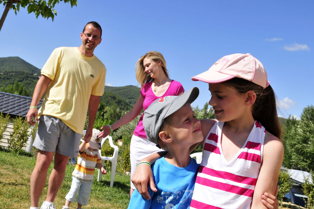 Famille souriante au camping CAPFUN Carpe Diem � Vaison la Romaine (84).