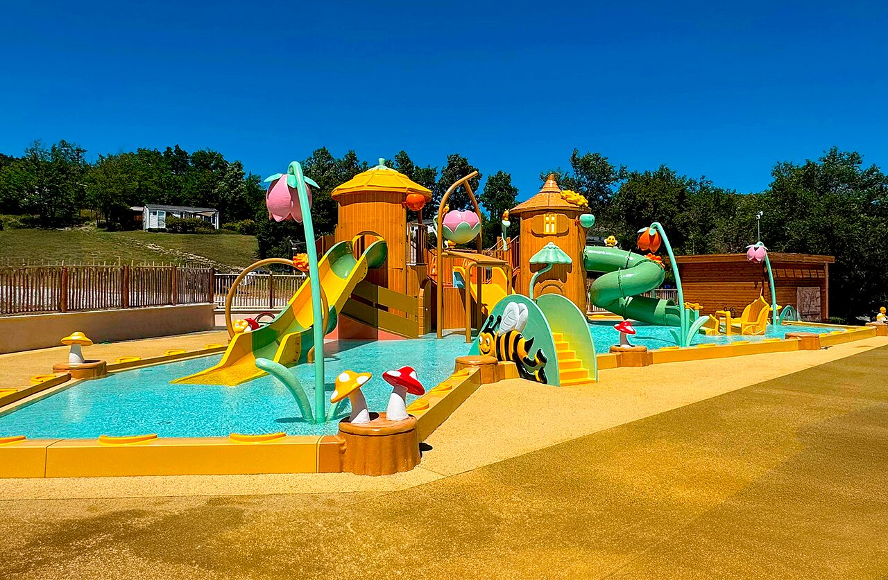 Aire de jeux aquatique, toboggans, Mobil-home au camping CLICOCHIC Castillon de Provence � Castellane (04).