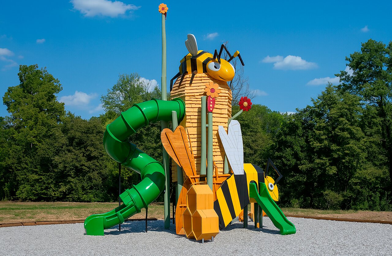 Aire de jeux th�matique abeille et toboggans verts au camping CLICOCHIC Castillon de Provence.