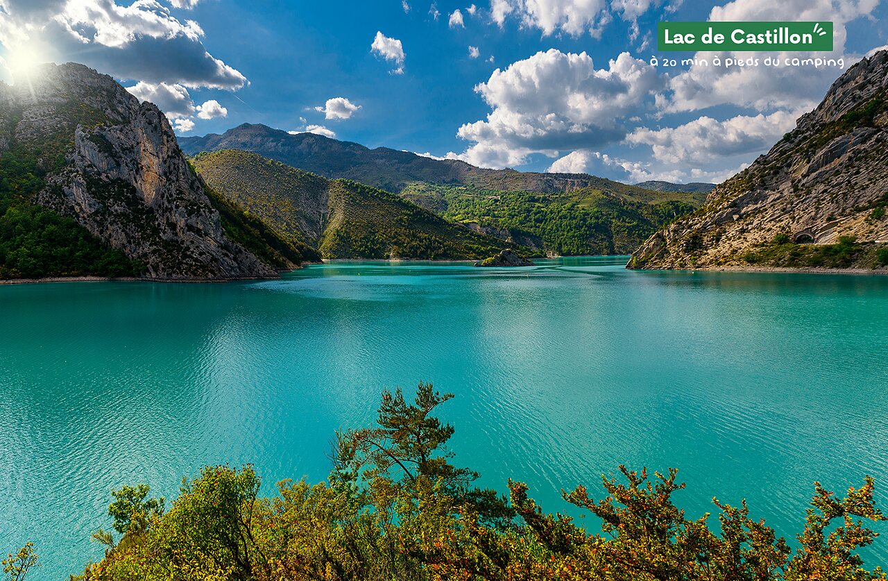 Lac de Castillon aux eaux turquoise, entour� de montagnes verdoyantes, pr�s de Castellane.