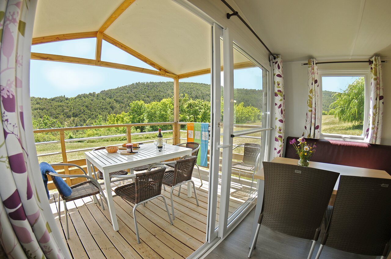 Terrasse de Mobil-home am�nag�e avec vue nature au camping CLICOCHIC Castillon de Provence � Castellane (04).