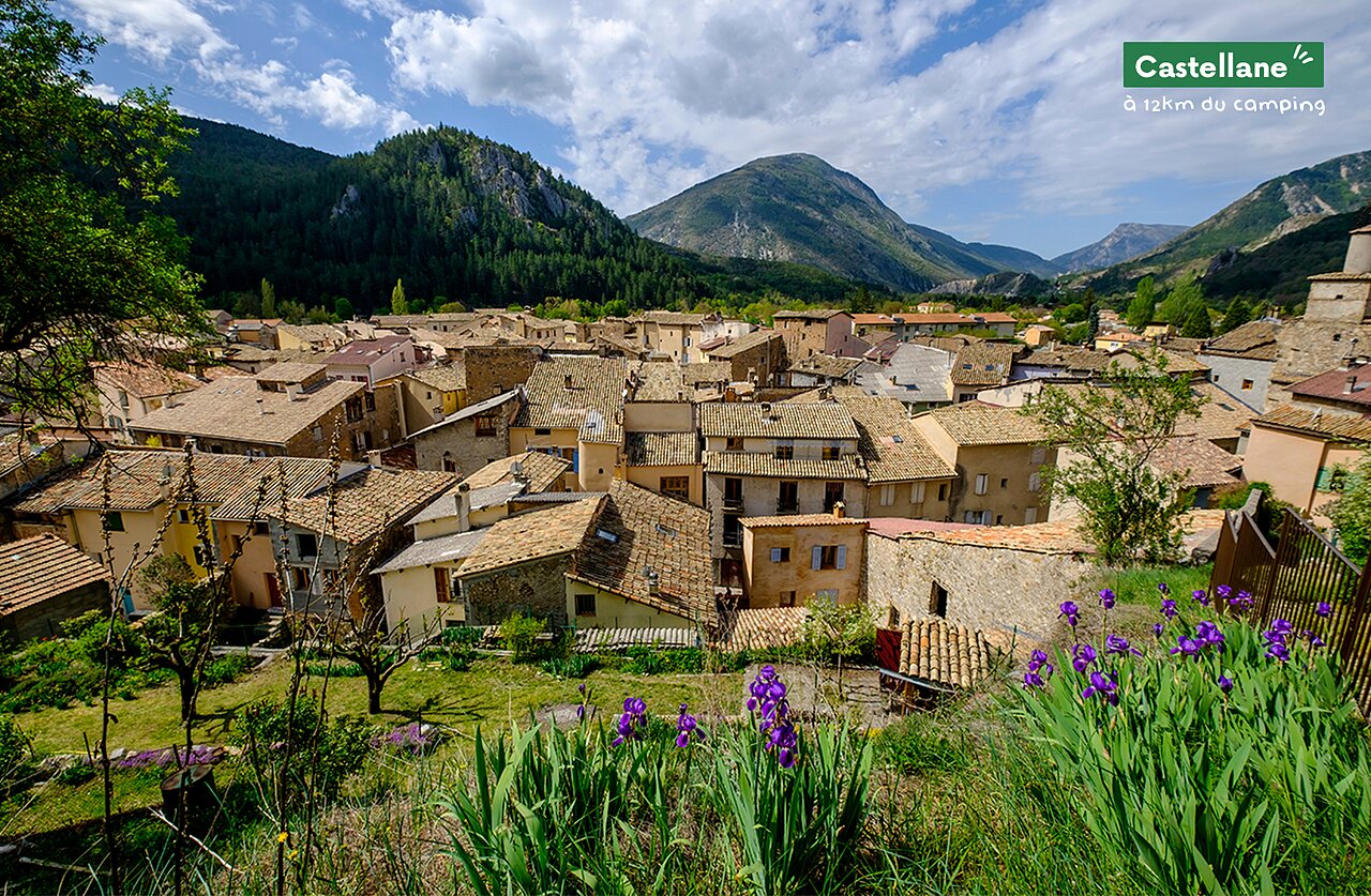 Village de Castellane, toits typiques et montagnes des Alpes-de-Haute-Provence.