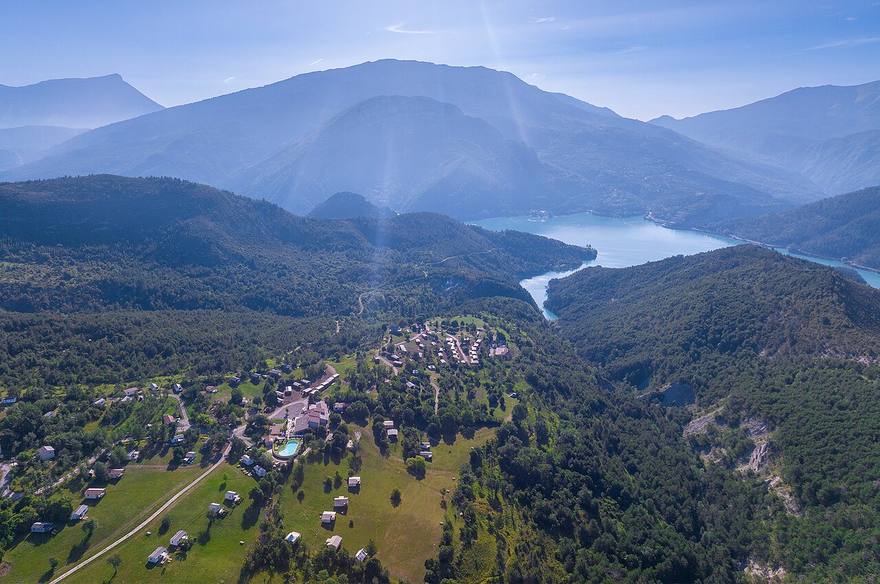 Camping CLICOCHIC Castillon de Provence (04) : Mobil-homes, piscine, lac, montagnes.