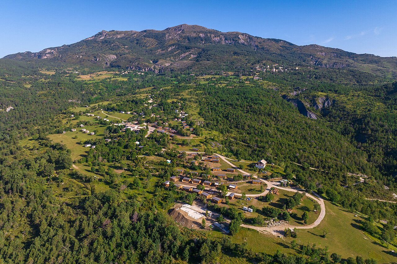 Vue a�rienne camping CLICOCHIC Castillon de Provence � Castellane (04), Mobil-homes, nature.