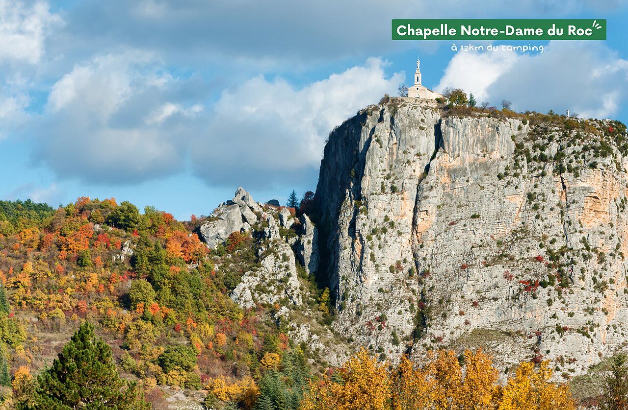 Chapelle Notre-Dame du Roc perch�e sur un rocher, lieu � visiter pr�s du camping.
