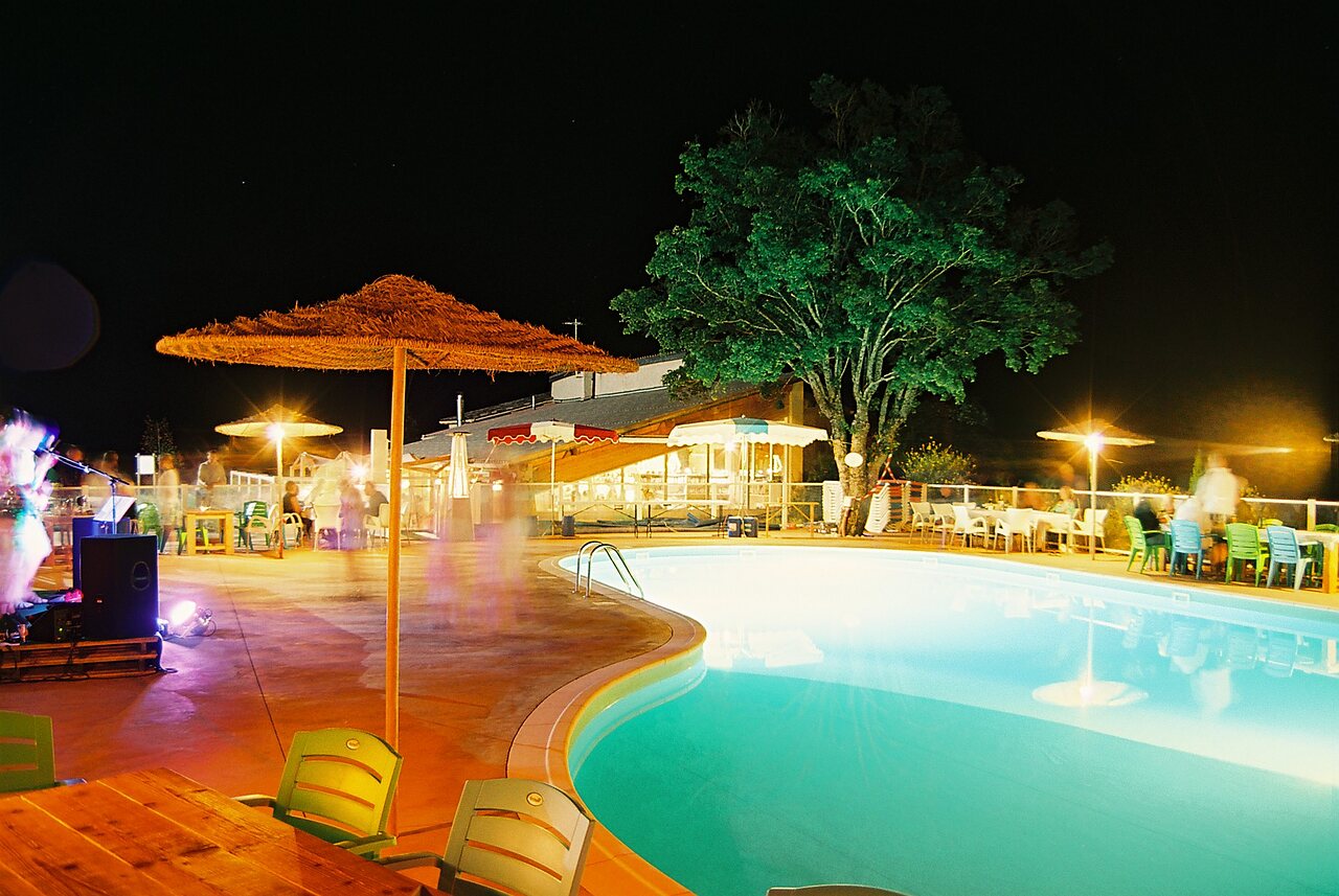 Piscine illumin�e, animation nocturne au camping CLICOCHIC Castillon de Provence � Castellane (04).