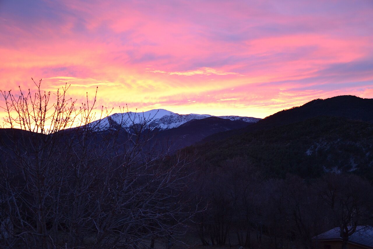 Coucher de soleil color� sur les montagnes enneig�es au camping CLICOCHIC Castillon de Provence � Castellane (04).
