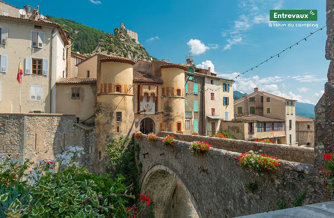 Pont fleuri et porte fortifi�e d'Entrevaux, ville m�di�vale � visiter pr�s du camping.