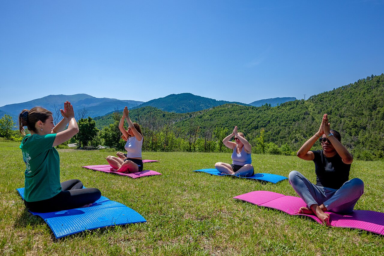 S�ance de yoga en plein air avec vue montagne au camping CLICOCHIC Castillon de Provence � Castellane (04).
