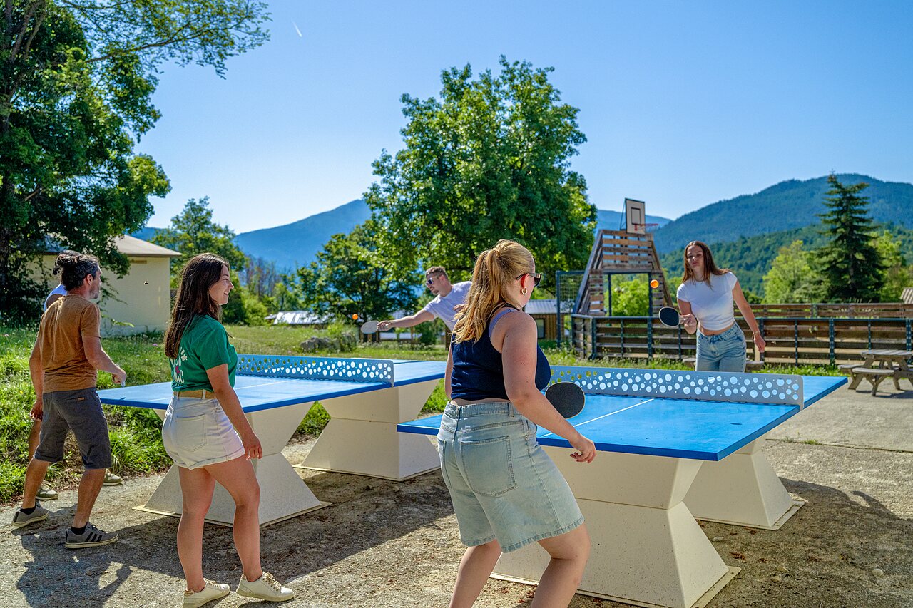 Partie de tennis de table en plein air au camping CLICOCHIC Castillon de Provence.